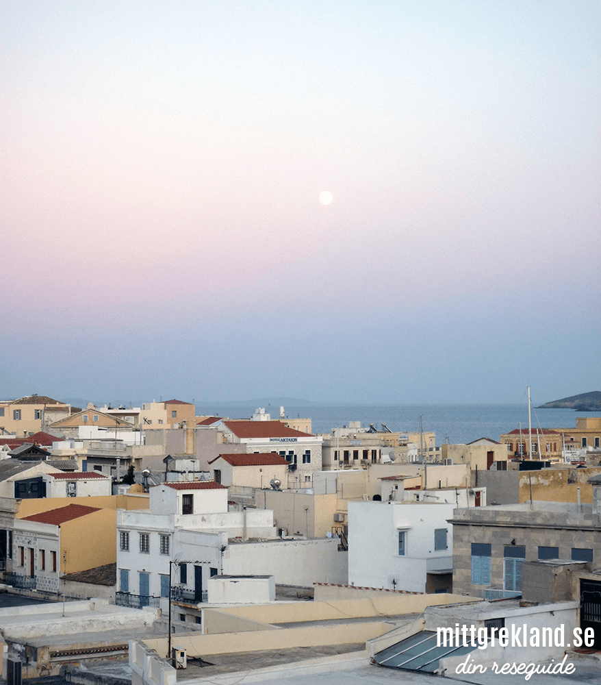 Måne över Ermoupolis Syros 2019