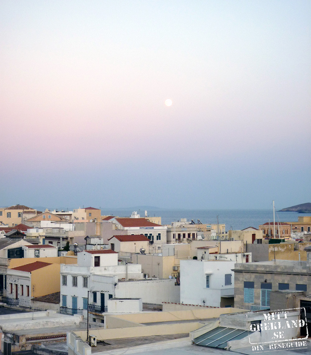 Måne över Ermoupolis Syros